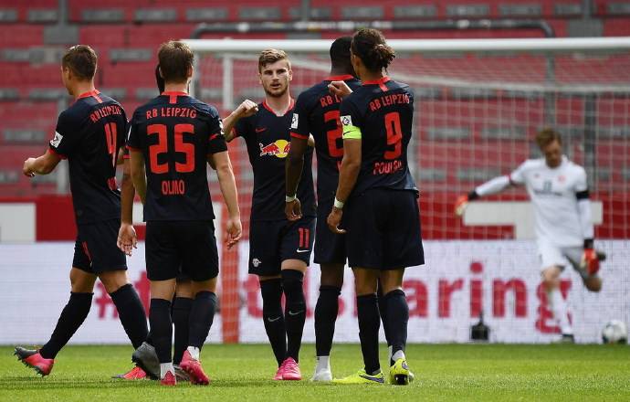  巴黎圣日耳曼卫冕在望，末轮只需一分  